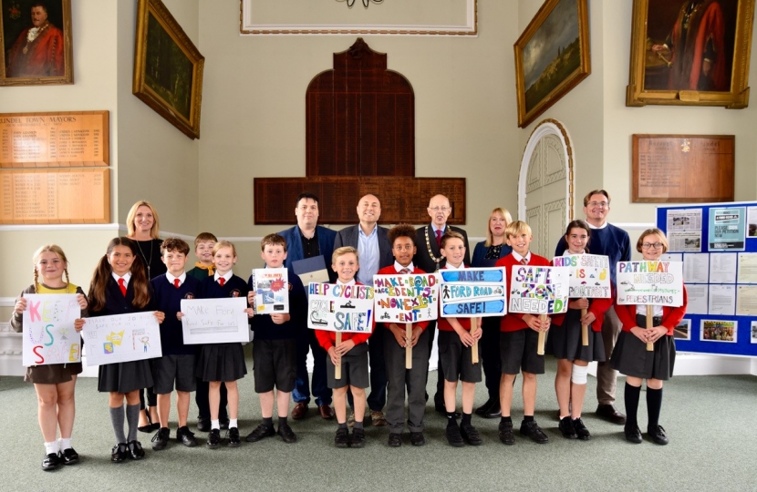 Andrew with the children of St Philips Primary School and Arundel CE Primary School, The Mayor, Cllr Shaun Gunner and Cllr Joy Dennis  (PHOTO CREDIT: CHARLIE WARING)