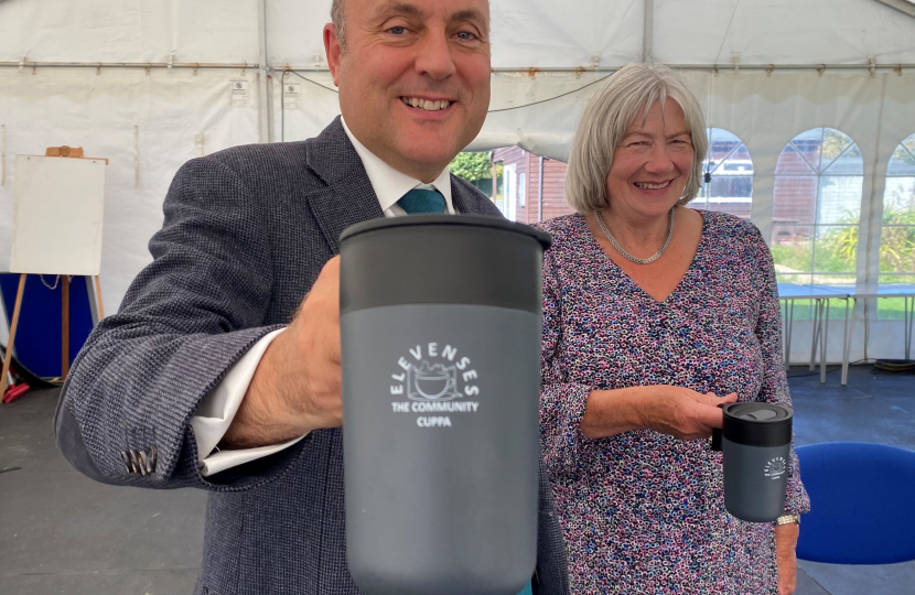 Andrew Griffith PM with Ruther Kerslake, Acting Chairman of Arundel Lido, with a new Elevenses sustainable mug