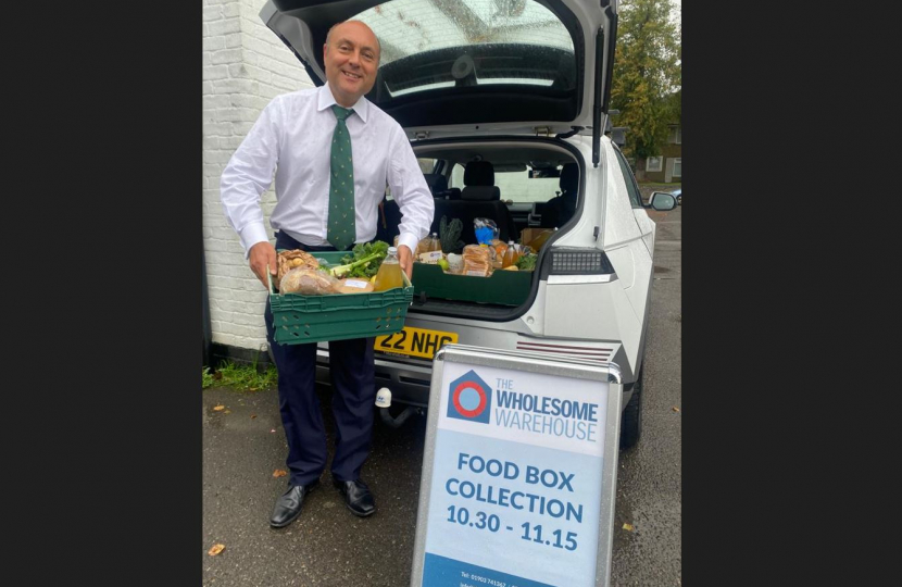 Andrew Griffith MP loading food parcels at TWW