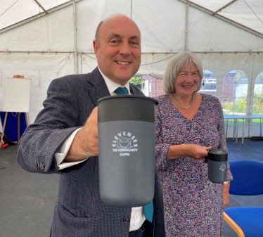 Andrew Griffith PM with Ruther Kerslake, Acting Chairman of Arundel Lido, with a new Elevenses sustainable mug