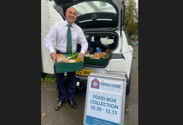 Andrew Griffith MP loading food parcels at TWW